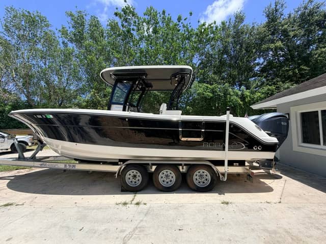 2022 Robalo R302 Center Console