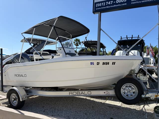 2025 Robalo R160 Center Console