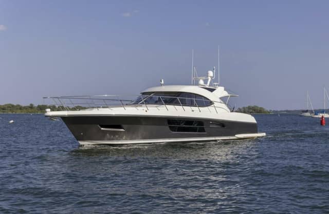 2016 Riviera 5000 Sport Yacht