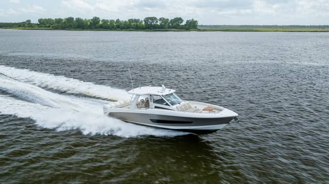 2017 Boston Whaler 420 Outrage