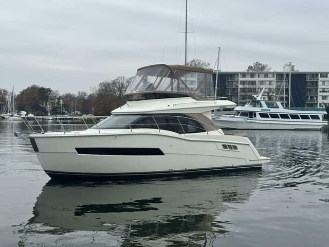 2016 Carver C34 Command Bridge