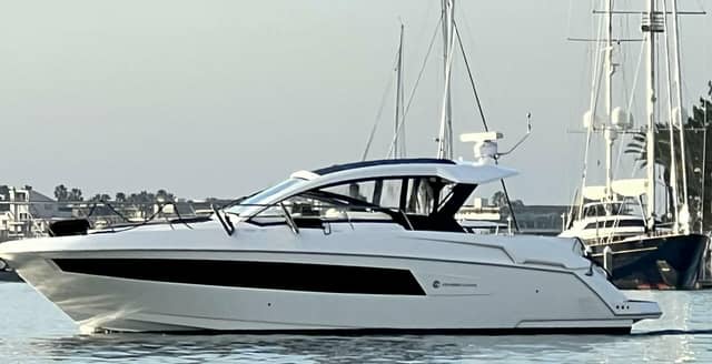 2017 Cruisers Yachts 390 Express Coupe