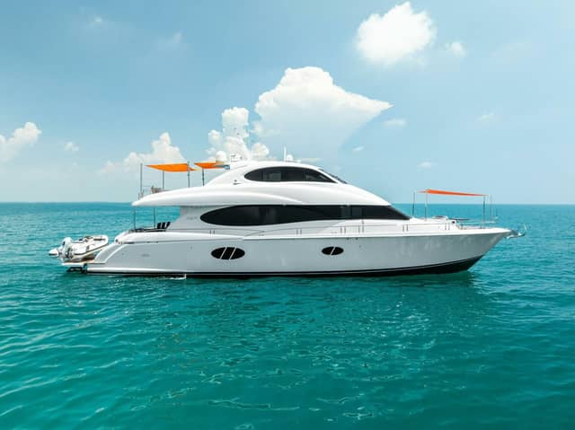 2006 Lazzara Yachts 84 Skylounge