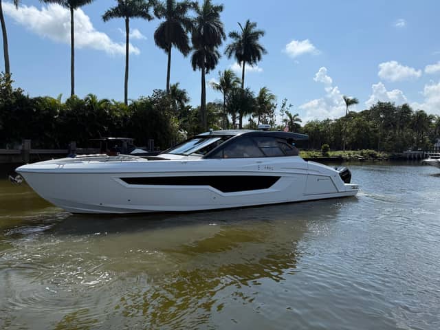 2024 Cruisers Yachts 50 GLS