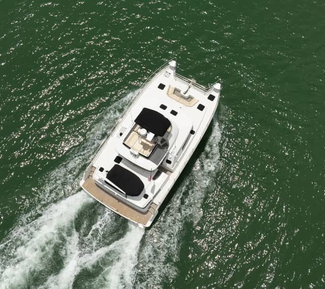 2005 Lagoon Power 43