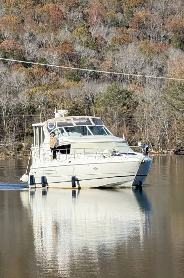 2000 Cruisers Yachts 4450