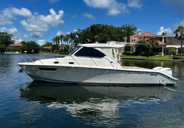 2019 Pursuit 325 OS