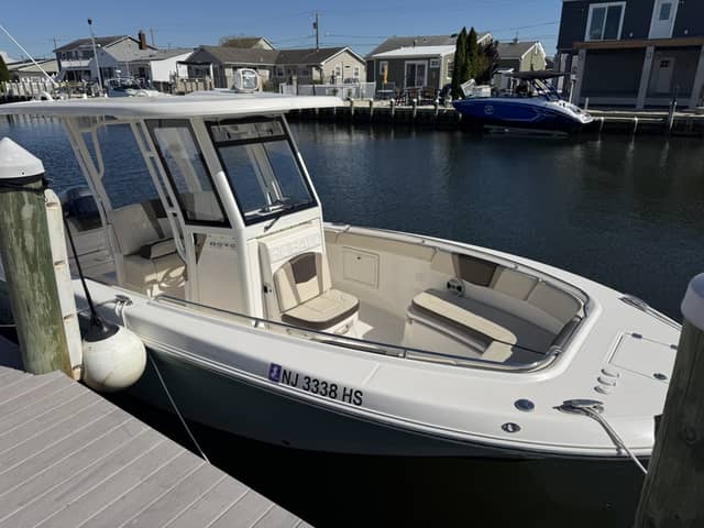 2020 Robalo R272 Center Console