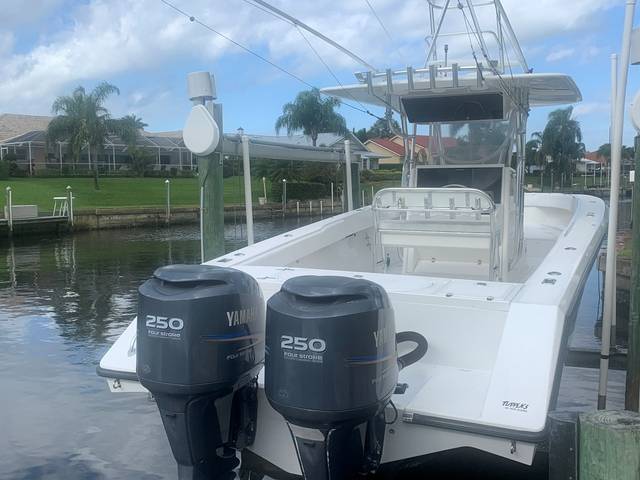2001 VENTURE MARINE 34 Center Console
