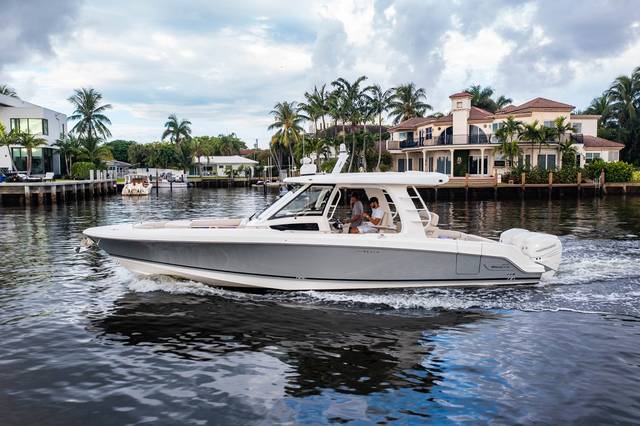 2019 BOSTON WHALER Realm