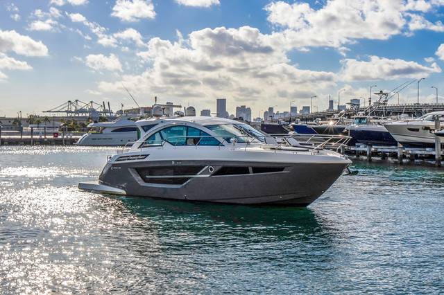 2019 CRUISERS YACHTS 50 Cantius