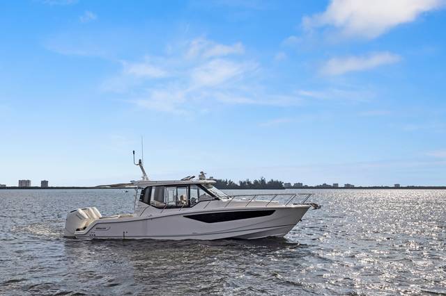 2022 BOSTON WHALER 405 Conquest