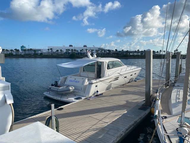 2004 TIARA YACHTS 5200 Sovran Salon