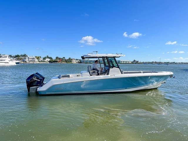 2023 BOSTON WHALER 330 Outrage