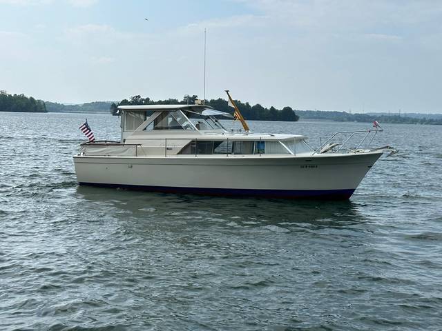 1969 CHRIS-CRAFT 31 Commander Sedan