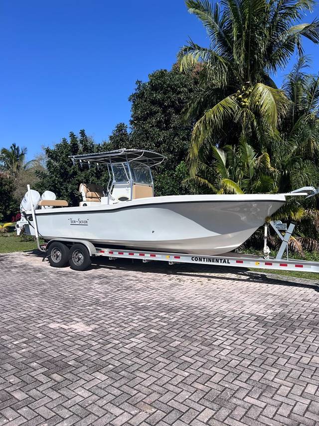 2022 DUSKY MARINE 278 CENTER CONSOLE