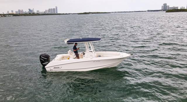 2015 BOSTON WHALER 220 Outrage