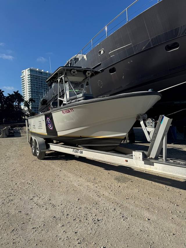 2005 BOSTON WHALER Justice 240