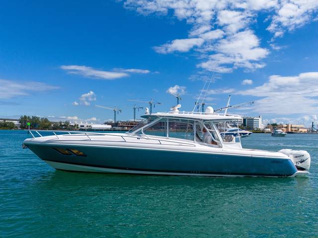 2019 INTREPID 407 Cuddy