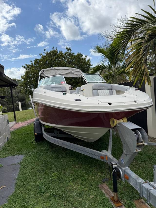 2010 SEA RAY 220 Sundeck