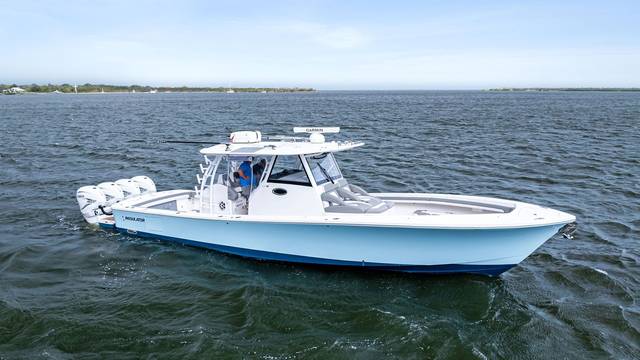 2023 REGULATOR 41 Center Console