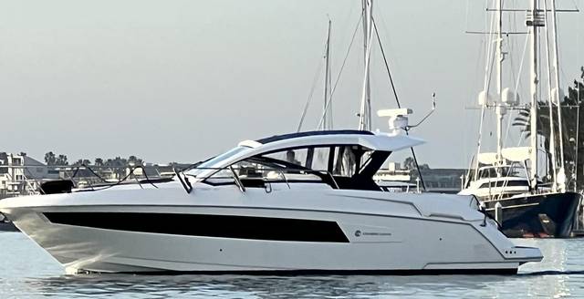 2017 CRUISER YACHTS 390 Express Coupe