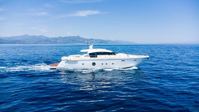 2014 AICON YACHTS 82 Open