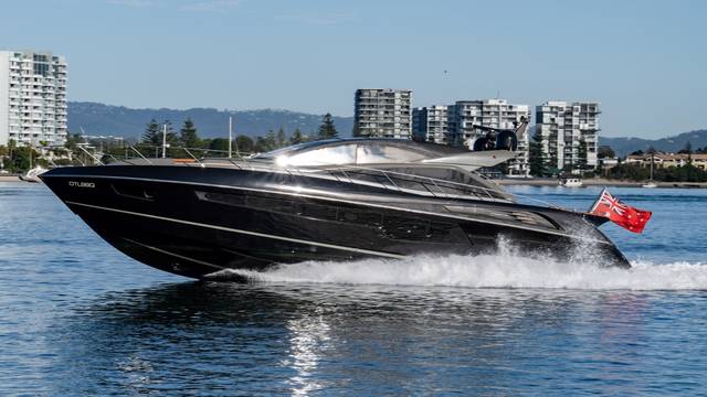 2013 SUNSEEKER Predator 68
