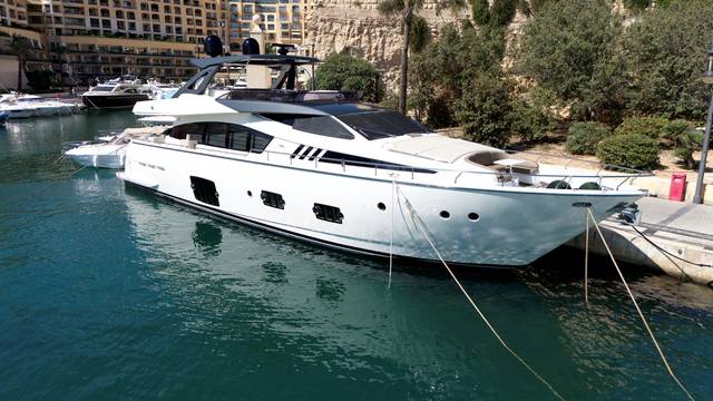 2010 FERRETTI YACHTS 800