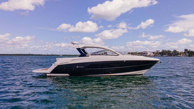 2018 CRUISER YACHTS 390 Express Coupe
