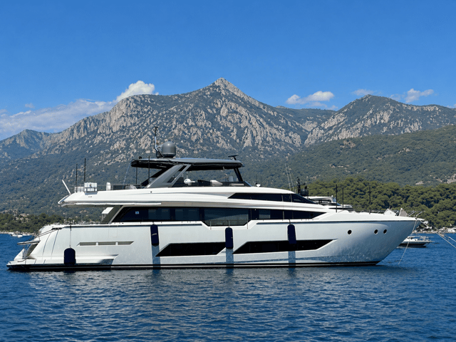 2017 FERRETTI YACHTS 850