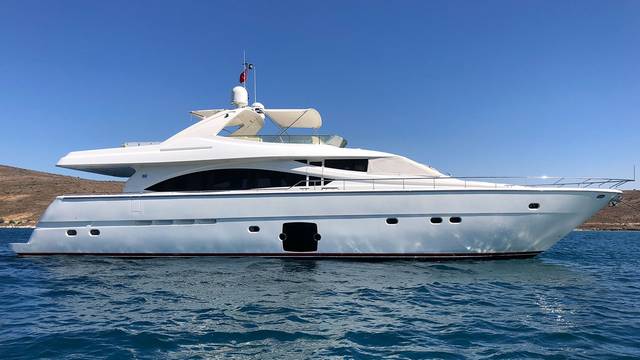 2005 FERRETTI 830