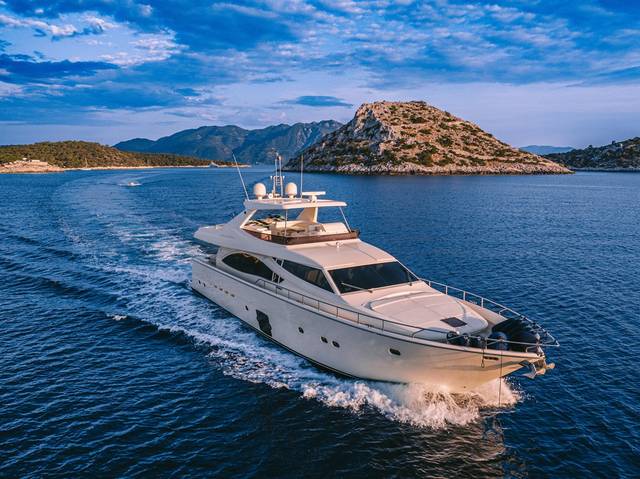 2009 FERRETTI YACHTS 830