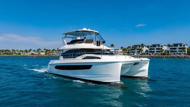 2013 AQUILA 44 Yacht