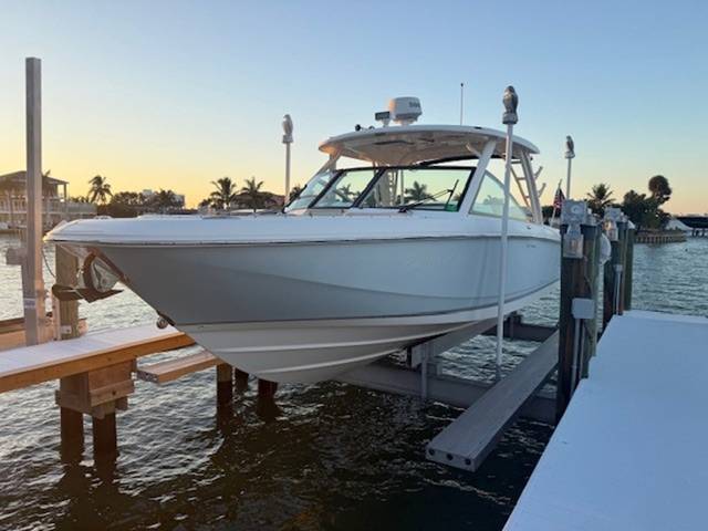 2017 BOSTON WHALER 320 VANTAGE