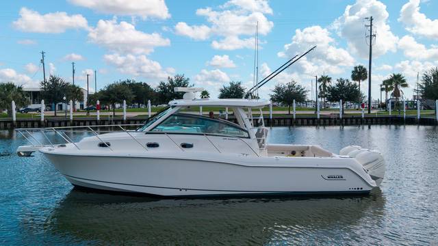 2017 BOSTON WHALER 345 CONQUEST
