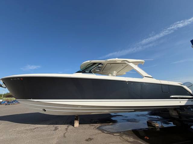 2022 TIARA YACHTS 43 LS