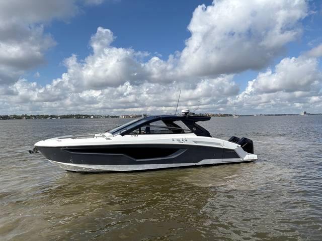 2025 CRUISERS YACHTS 42 GLS Outboard