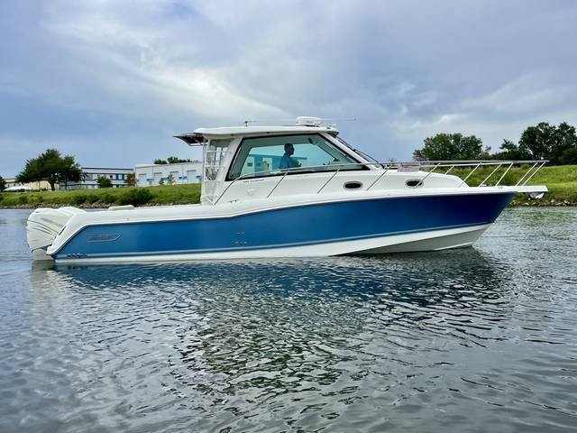 2019 BOSTON WHALER 345 CONQUEST