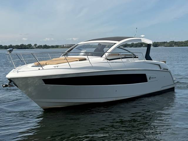 2015 CRUISERS YACHTS 390 EXPRESS COUPE