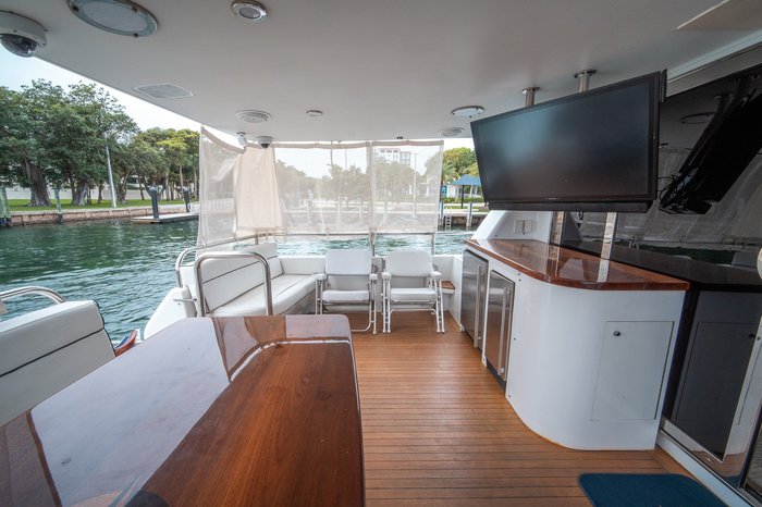 Lazzara Yachts 76 Skylounge 2000 