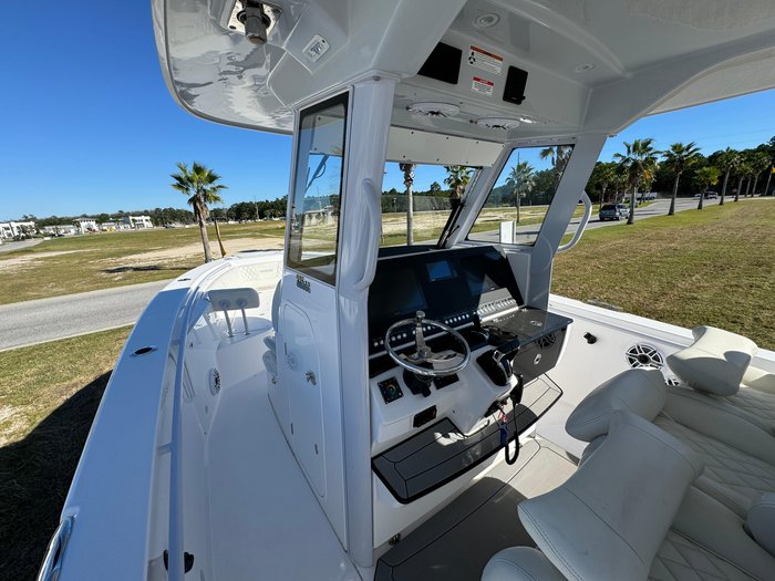 Everglades 335 Center Console 2022 | HMY Yachts Everglades 335 Center Console 2022 | HMY Yachts