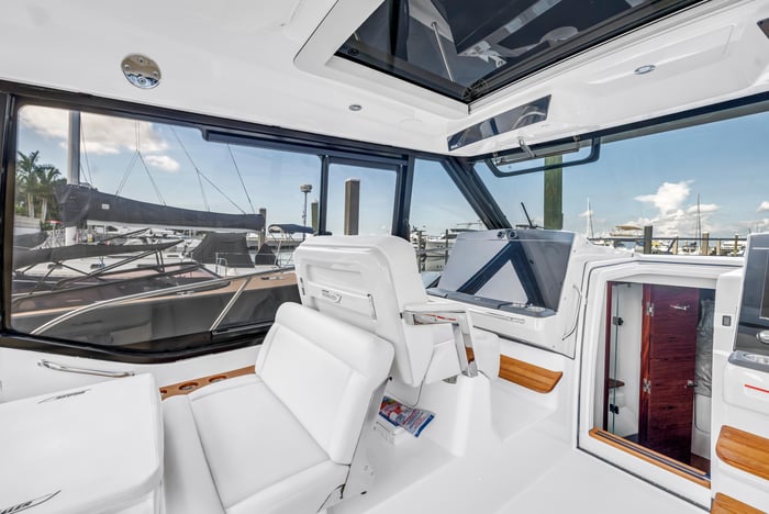 Boston Whaler 405 Conquest 2023 | HMY Yachts