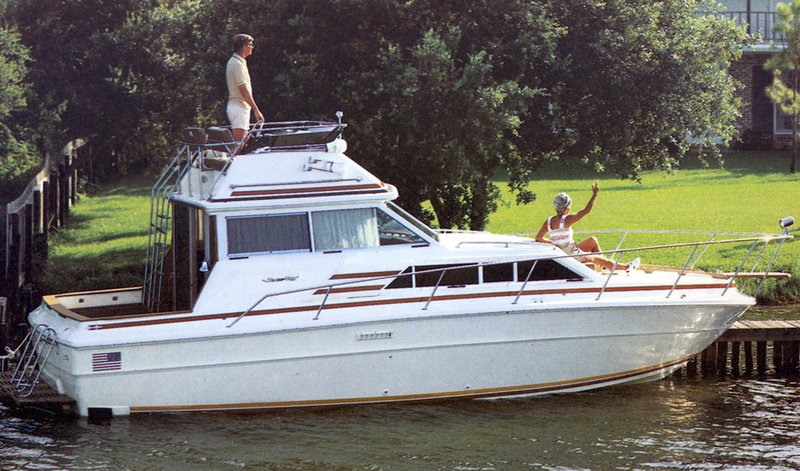 300 Sedan Bridge | HMY Yachts