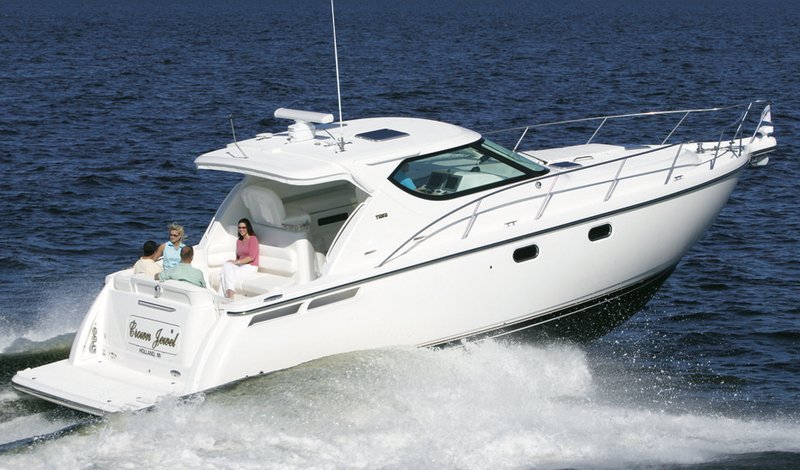 4300 Sovran | HMY Yachts