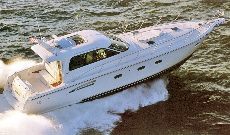 5200 Sovran Salon | HMY Yachts